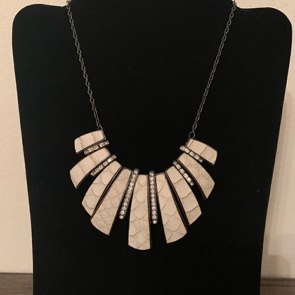 White snakeskin and imitation diamond necklace - Picture 2 of 3